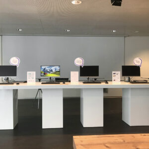 workstation mieten mit bildschirme und arbeitstisch