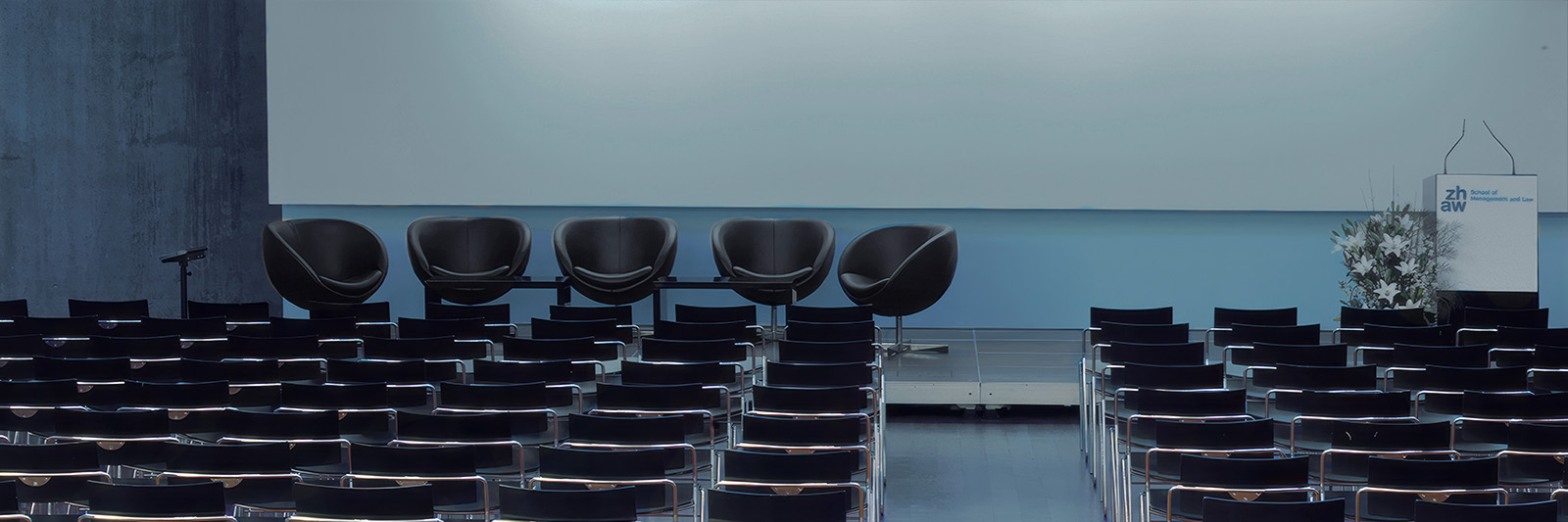 Mehr über den Artikel erfahren Warum Mietmobiliar die perfekte Wahl für Ihren nächsten Kongress ist