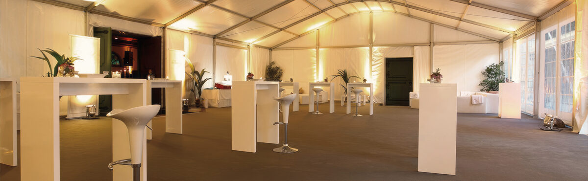 apero stehtische mit barhockern in einem eventzelt