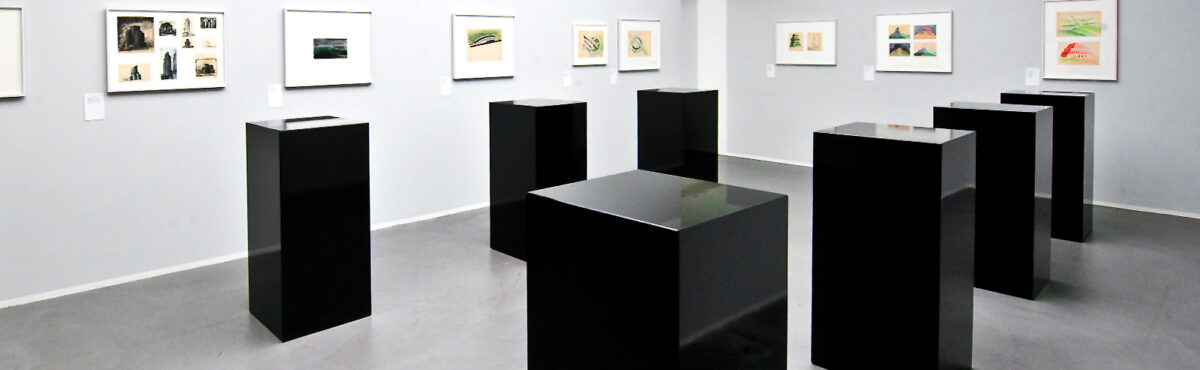 schwarze saeulen stehtische in einer event gallerie