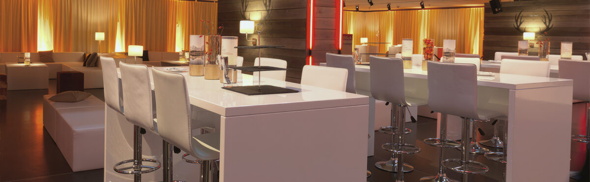 Tabourets de bar avec dossiers et grandes tables hautes avec décoration de table pour les occasions de banquet