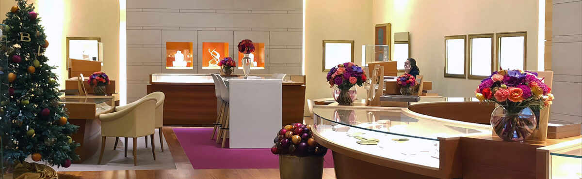 exklusive boutique mit tischen und stuehlen in weiss