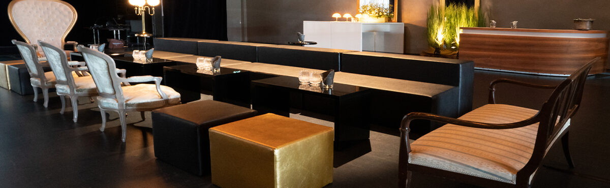 schwarzer sofatisch mit loungemoebel und design sessel an einem event schwarzer sofatisch mit loungemoebel und design sessel an einem event