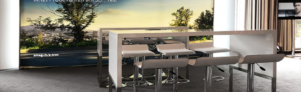 exklusiver messe stand mieten mit stehtisch und barhockern und rueckwand