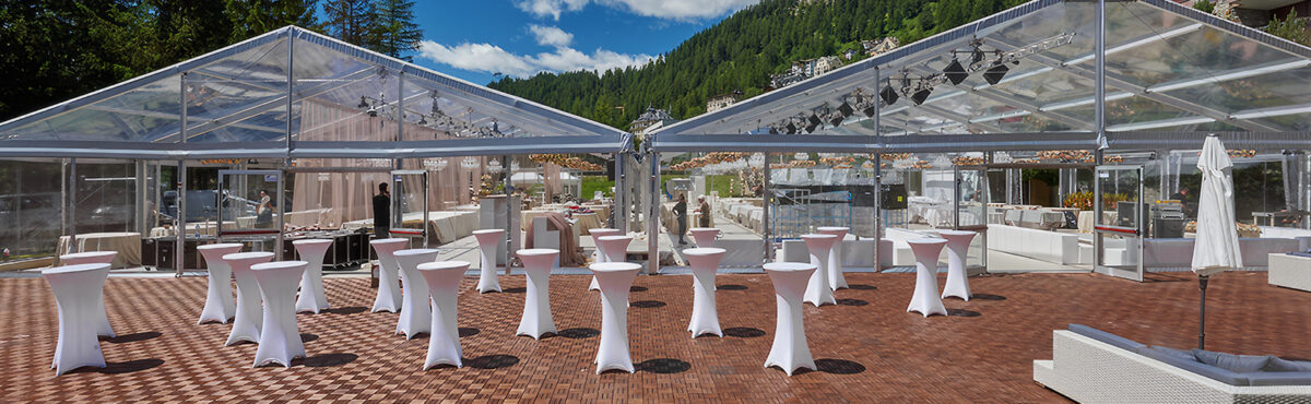 grosse event terrasse mit hussen stehtischen in weiss