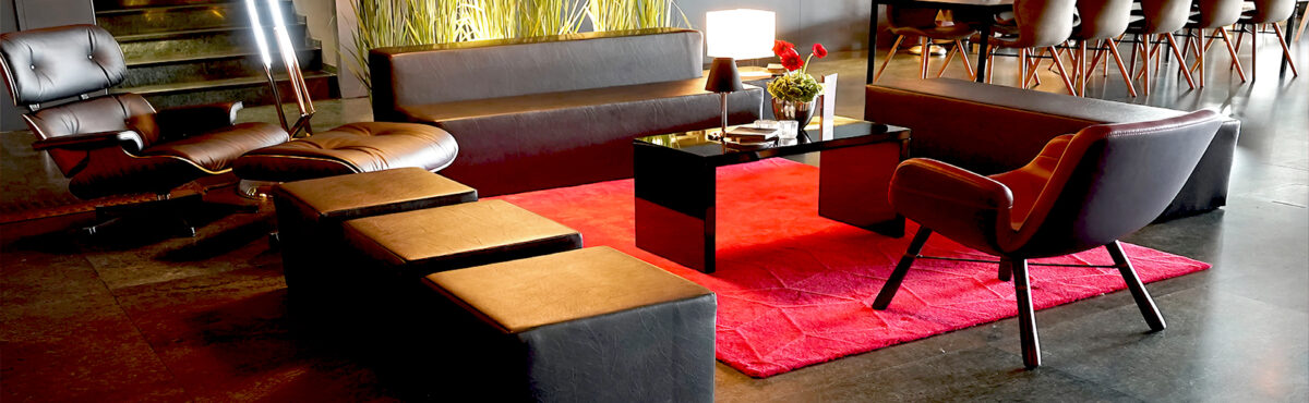 langer loungetisch mit design sessel und sitzwuerfel an einem event langer loungetisch mit design sessel und sitzwuerfel an einem event