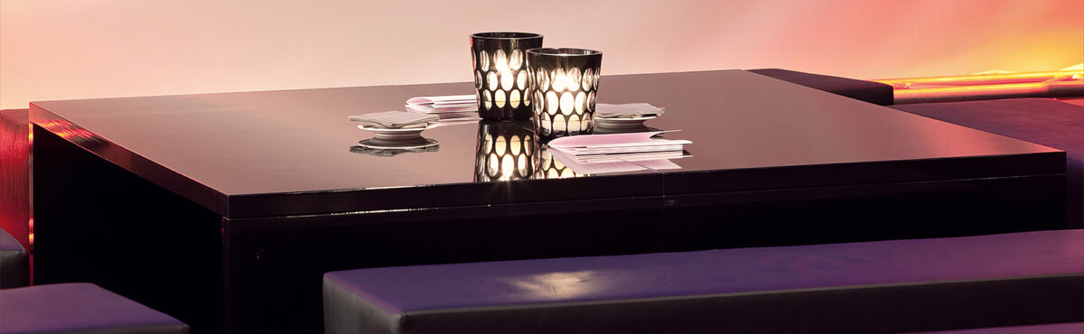 schwarze event lounge mit grossem beistelltisch