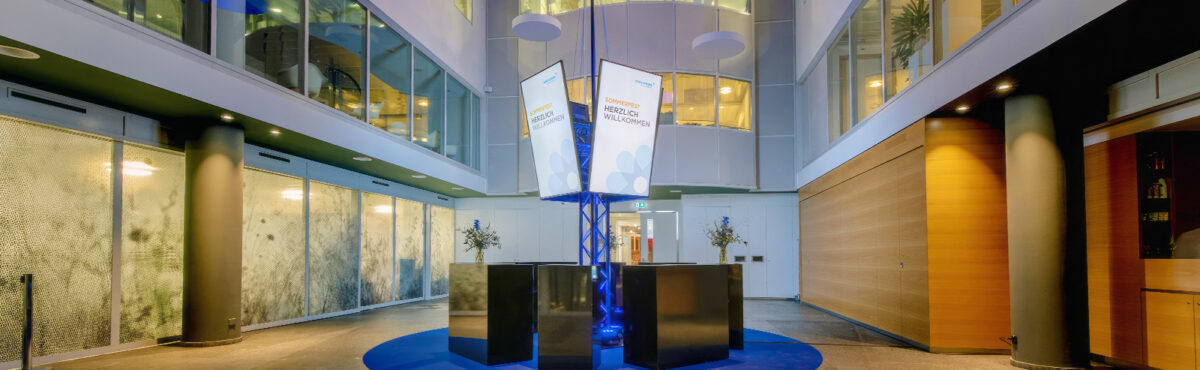 event theken in schwarz in einer eingangshalle