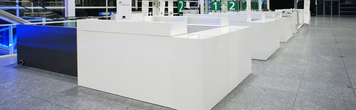 weisse registrierungs moebel fuer event und messe empfang