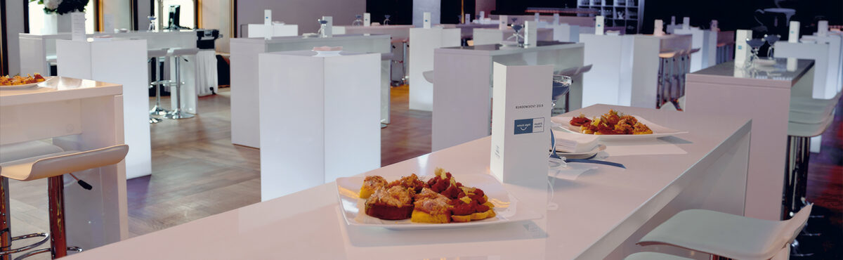 grosser event apéro stehtisch in weiss mit barhocker in weiss