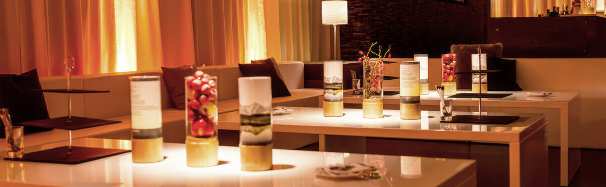 vip event bereich mit grossen loungetischen und ecksofas