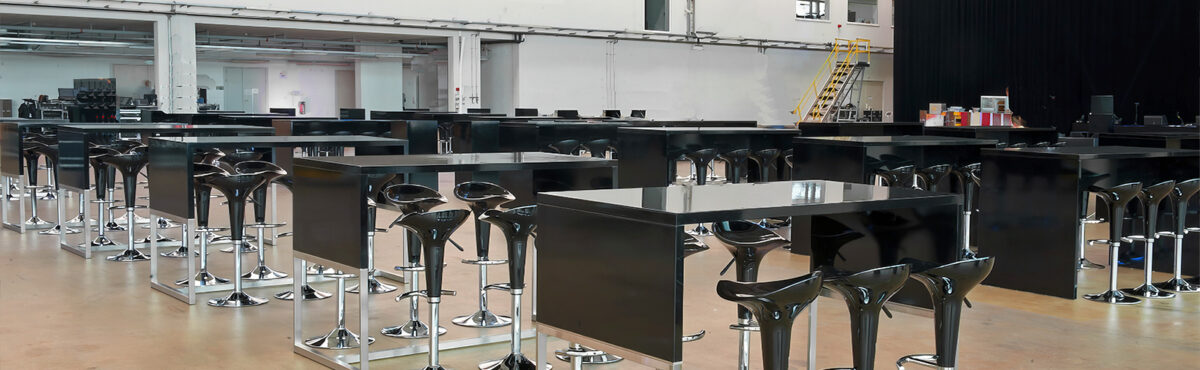 schwarze grosse stehtische mit barhocker in einer eventhalle