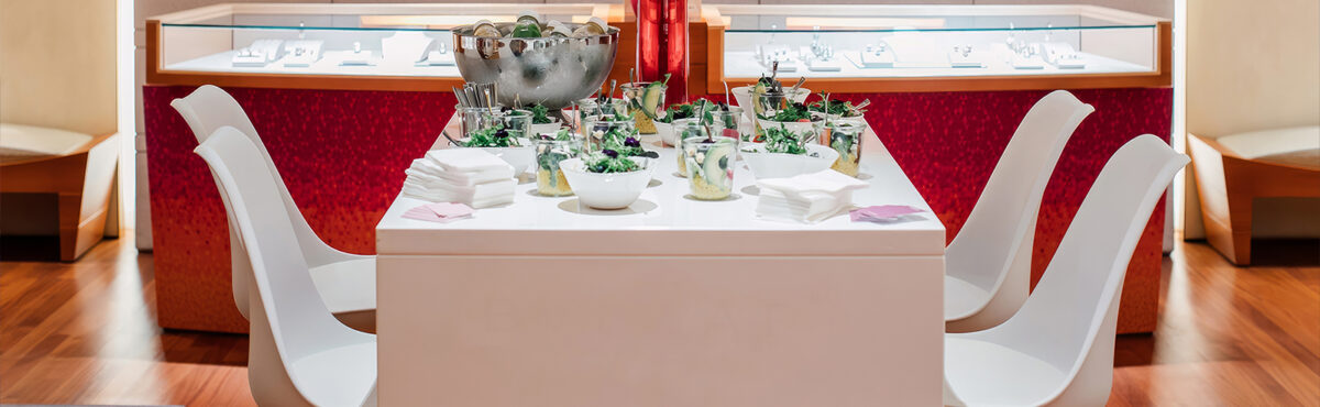 event kunden apéro mit stehtisch und barhockern in weiss fuer catering