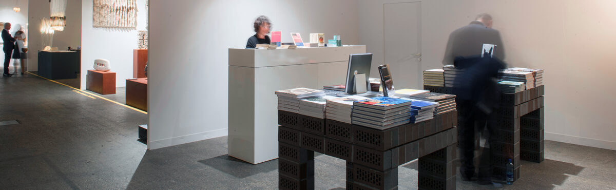 grosse kassen theke als kundeninformations desk auf einer buch messe