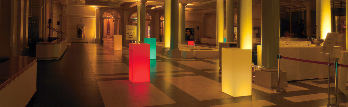 apéro bereich mit leucht stehtischen in einer eventhalle