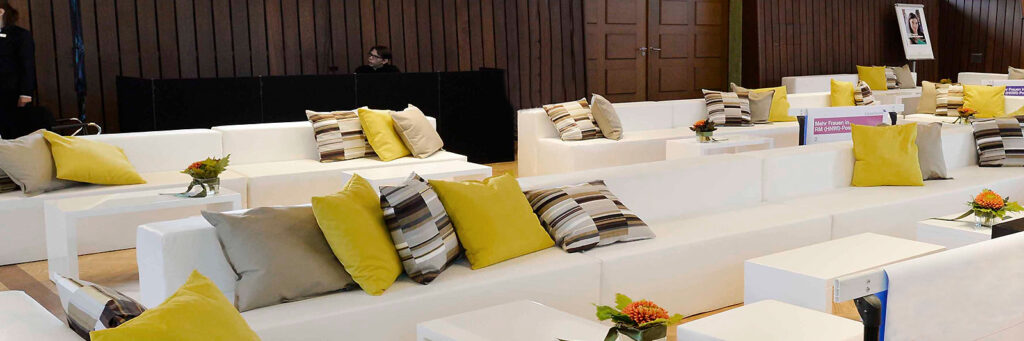 aménagement salon séminaire avec accoudoirs et coussins décoratifs