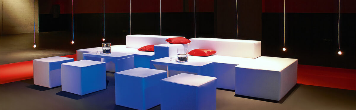 grosse event lounge in weiss mit sitzwuerfel und dekokissen