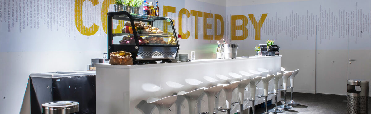 bar theken in einem messe bereich mit barhockern und kuehlvitrine