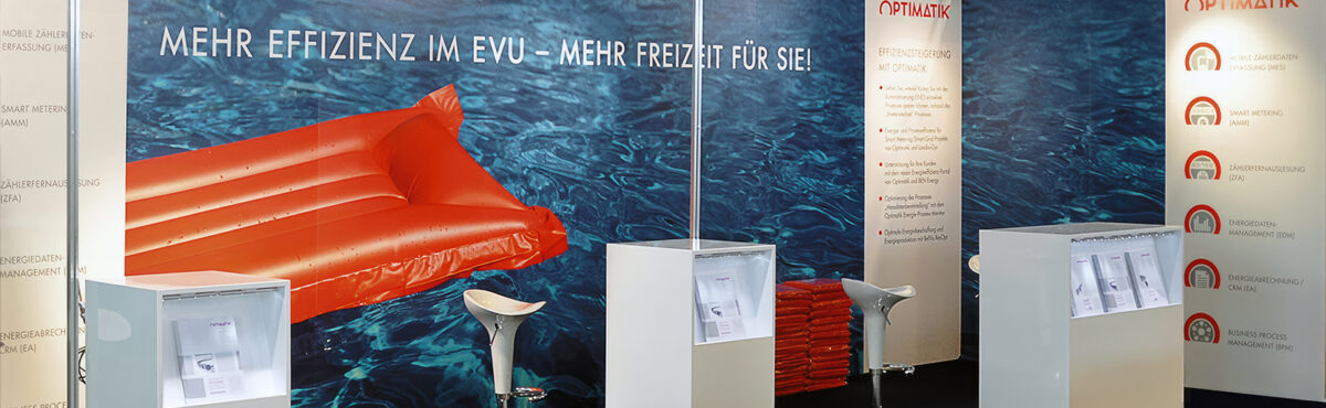 exklusive messe theken in weiss mit beleuchtetem prospektfach an einem messestand mit bedruckter Rückwand