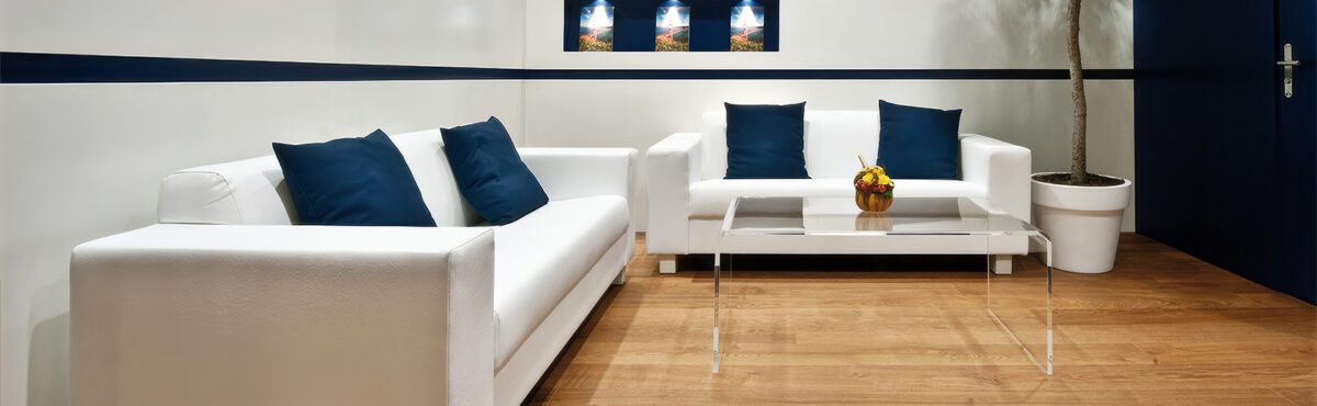 event designer sofa in weiss mit blauen dekokissen fuer messe stand