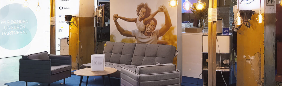 Sofa Lounge mit rundem holz sofatisch