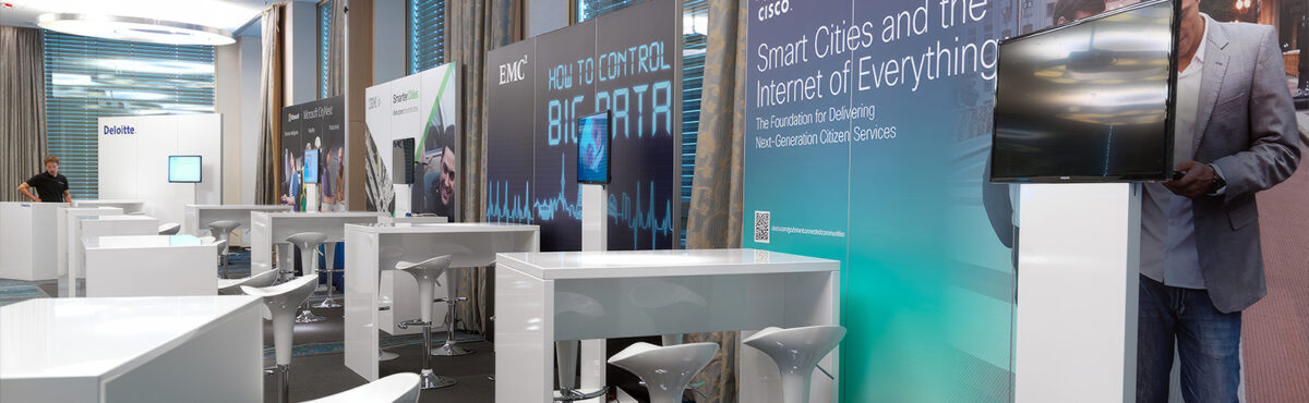 messe stand mieten mit stehtischen und barhockern in weiss mit messewand