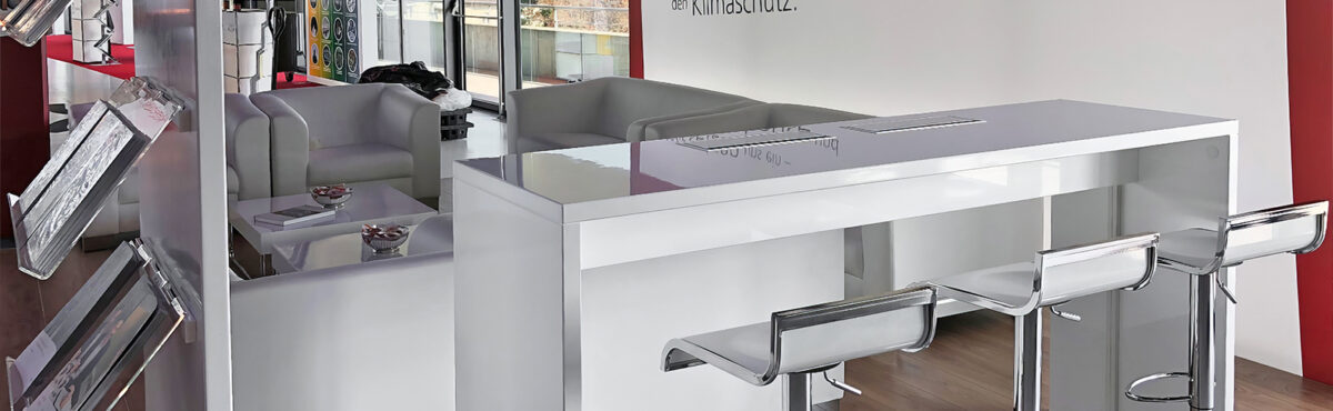 Stehtisch mit 230V anschluss und kabelschacht mieten fuer messestand