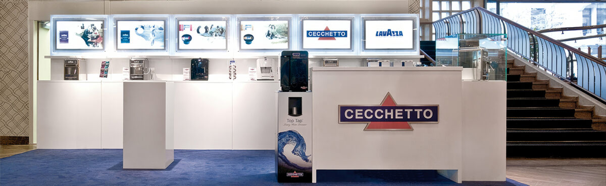 messe stand mit bar und beleuchteter rueckwand in weiss mit blauem teppich