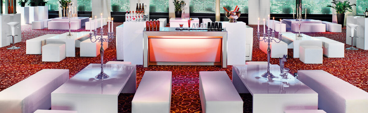 event setup mit lounge in weiss und barmoebel