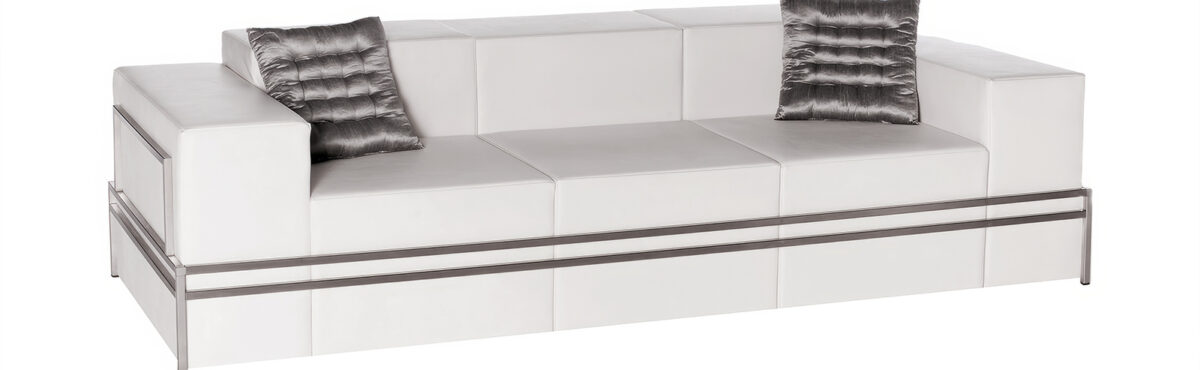 weisses design sofa mit edelstahl rahmen und silbernen dekokissen