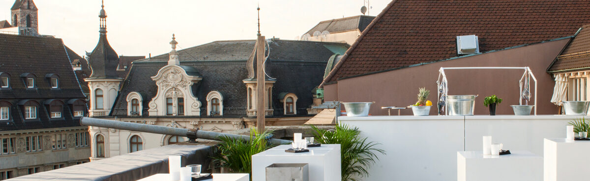 outdoor event auf einer terrasse mit weisser bartheke und stehtischen