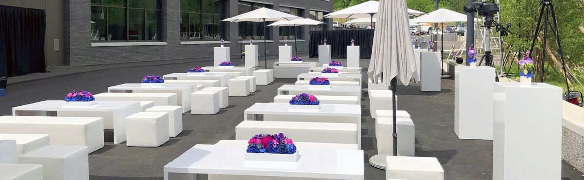 grosse outdoor lounge tische in weiss mit sitzwuerfel sitzbaenken und sonnenschirmen