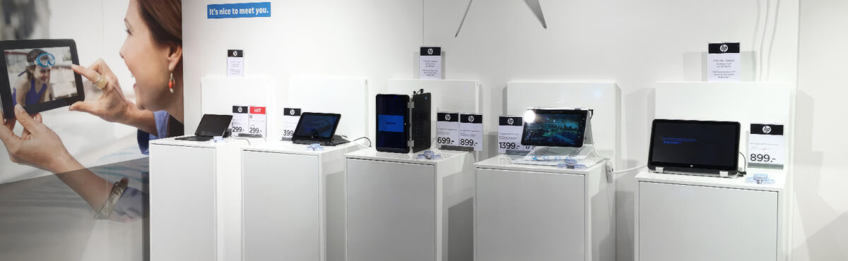 tablet und laptop promotions theke auf einer verkaufsflaeche