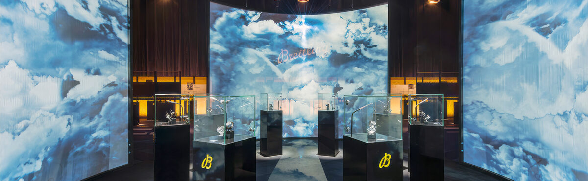 echtglas vitrinen in schwarz mit logo und led leuchten auf einem exklusiven messe stand