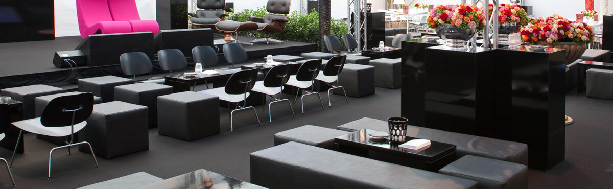 schwarze outdoor lounge tische mit sitzwuerfel in einem eventzelt