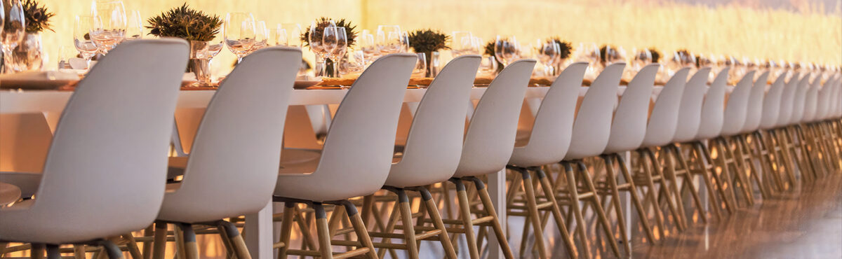 nordische schalen stuehle in weiss mit holzfuessen an einem event bankett