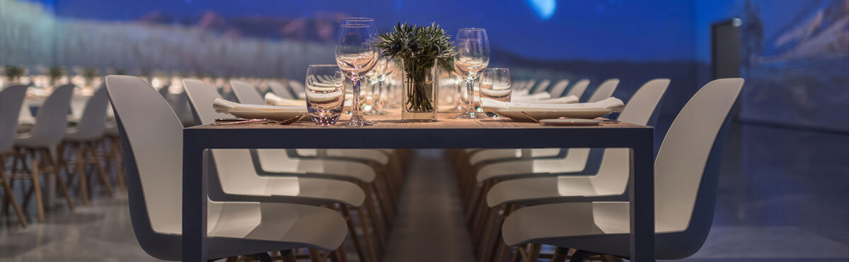 bankettstuehle in weiss und holztische an einem exklusiven kunden event