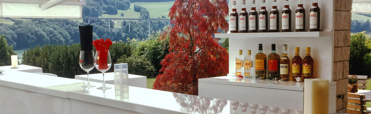 bar praesentatonsmoebel fuer flaschen hinter einer theke im outdoor bereich