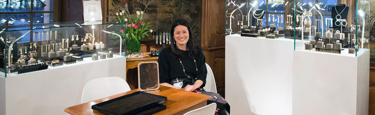 schmuck ausstellung mit weissen sockel vitrinen mit echtglas aufsatz und beleuchtung