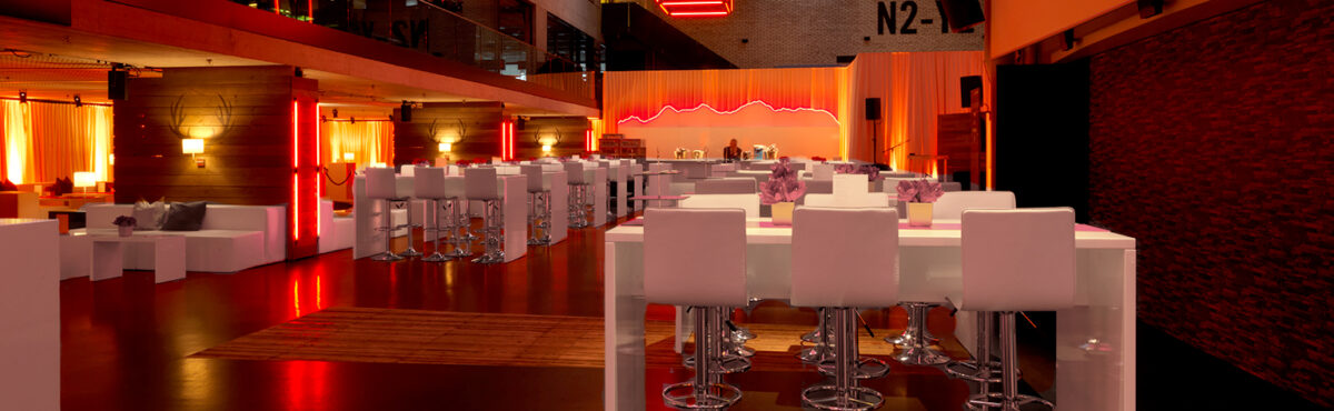 stehtische mit weissen event barhockern mieten