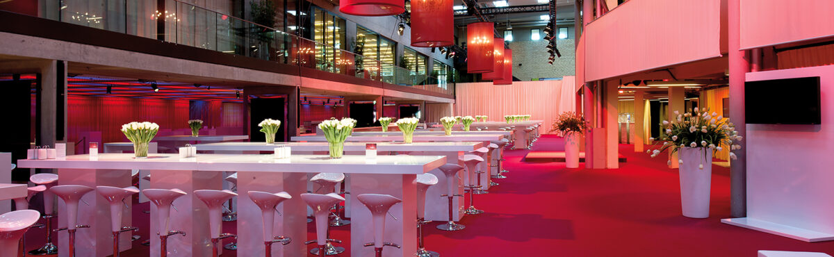 grosser event mit modernen stehtischen und barhockern in weiss grosser event mit modernen stehtischen und barhockern in weiss