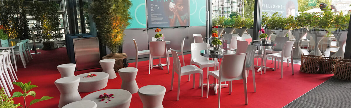 event bistrobereich mit weissen stuehlen und bistrotischen