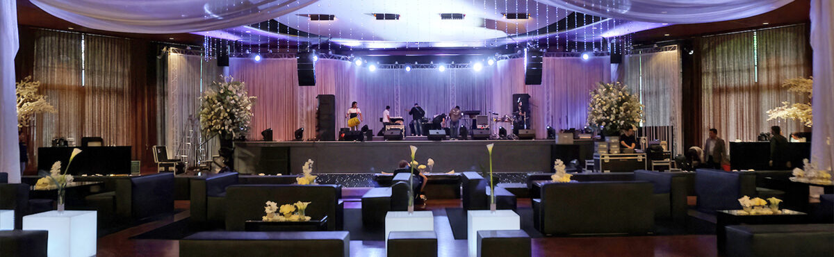 event buehne mit loungebereich und led wuerfel