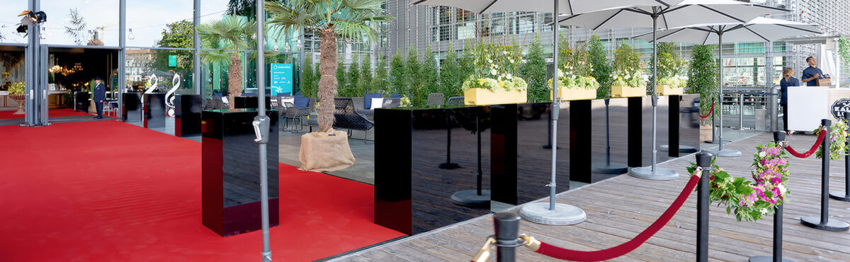 event eingang mit exklusiven outdoor theken in schwarz und rotem teppich