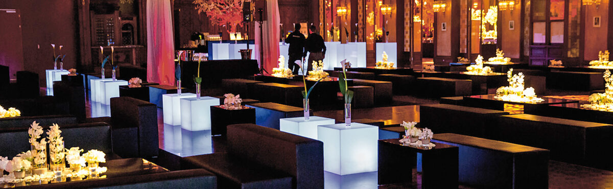 led leuchttische mit schwarzer lounge in einer event location