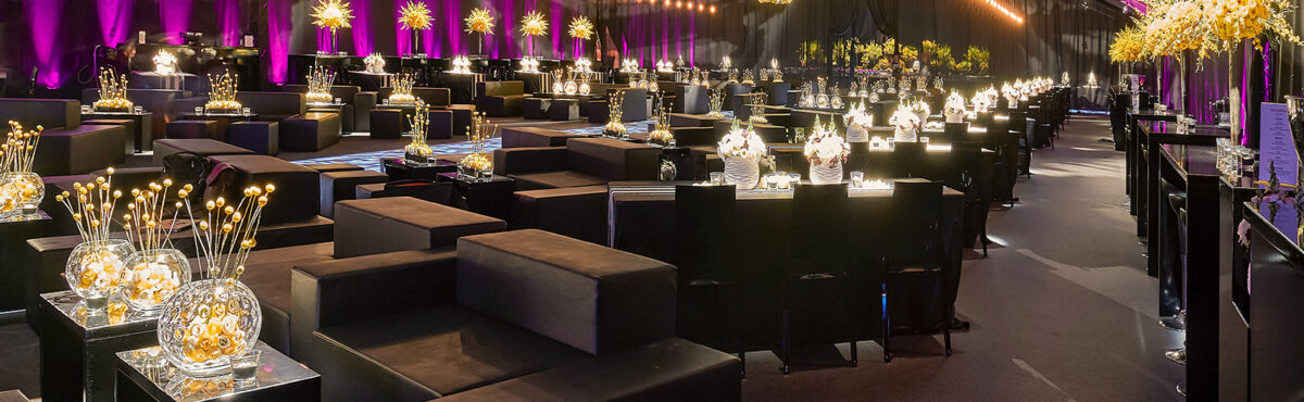 event location mit schwarzen lounge moebel