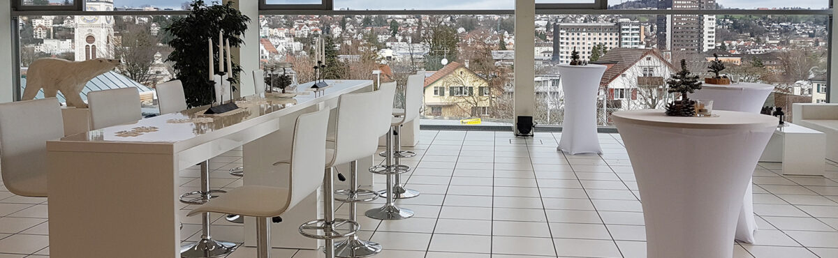 event setup mit hussen stehtischen und sitzbereich mit barhocker