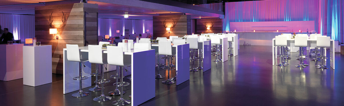 grandes tables de bar avec tabourets de bar en blanc avec comptoir de bar dans un lieu événementiel