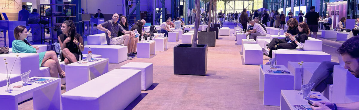 eventhalle mit lounge bereich