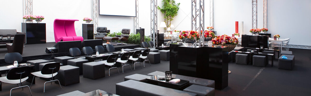 eventzelt mit lounge moebel und beistelltischen in schwarz